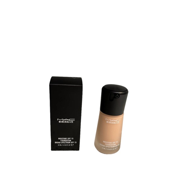 Mac Light Reflecting Mineralize Moisture SPF 15 Foundation NW13